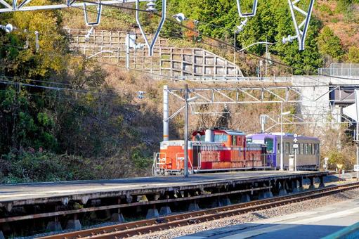 伯備線生山駅に入線する試運転のキハ120 伯備線生山駅に入線する試運転のキハ120 鉄道,試運転,生山の写真素材