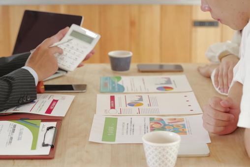 FPによる保険や資産形成の話し合い 保険,生命保険,医療保険の写真素材