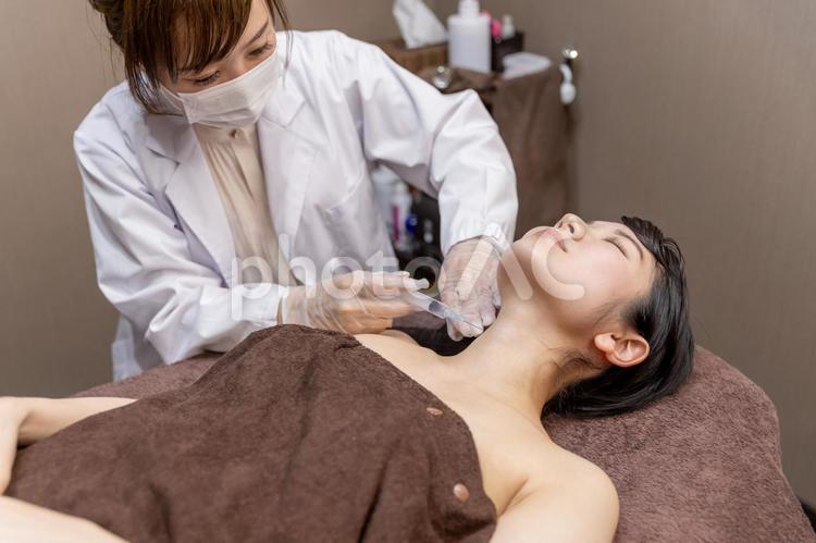 美容外科で施術を受ける女性（注射・首） 首,シワ,ヒアルロン酸の写真素材