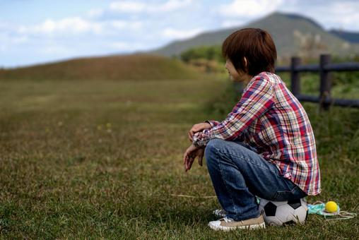＜素材＞公園で座って子供を見守るお母さん 女性,空,公園の写真素材