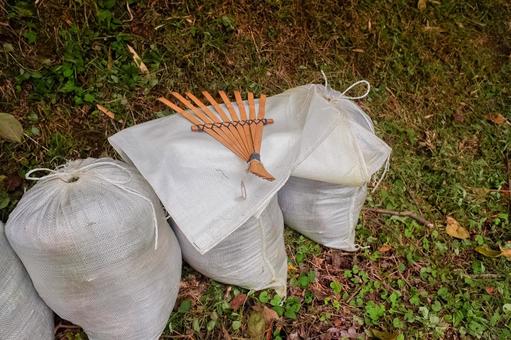 草刈り後　土嚢袋と熊手 土嚢袋,袋,熊手の写真素材