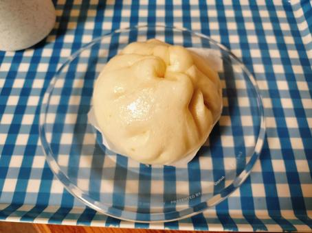 お皿に乗った肉まんのおやつ お皿に乗った肉まんのおやつの写真