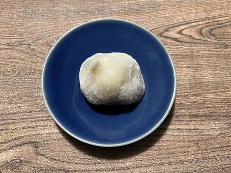 木目のテーブルの上の青い皿の上の大福 大福,皿,和菓子の写真素材