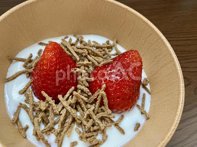 小麦ブランと苺をのせたヨーグルトの朝食 いちご,ヨーグルト,ブランの写真素材
