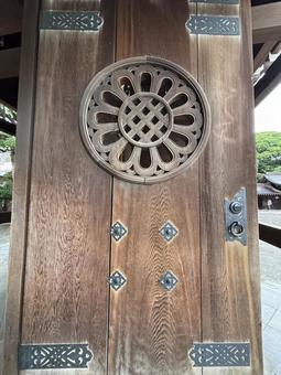 神聖な空間へと誘う、重厚な扉 神聖な空間へと誘う、重厚な扉の写真