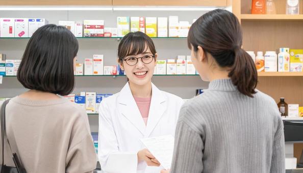 笑顔で働く薬剤師 笑顔で働く薬剤師の写真