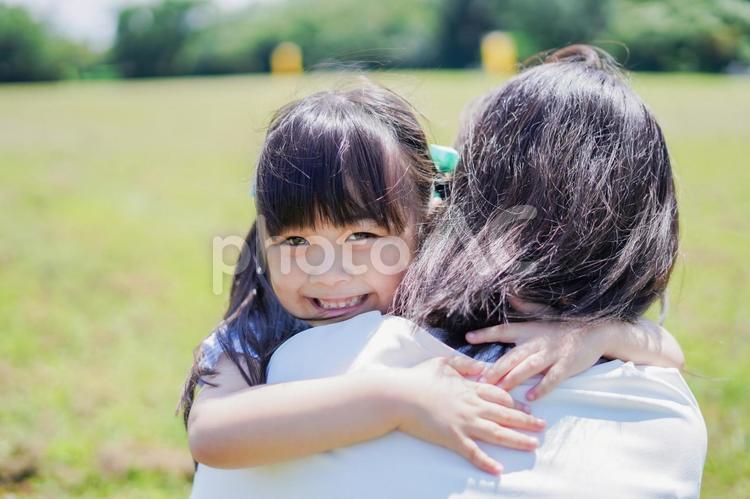 小さな子供を抱っこするお母さん 子ども,娘,公園の写真素材