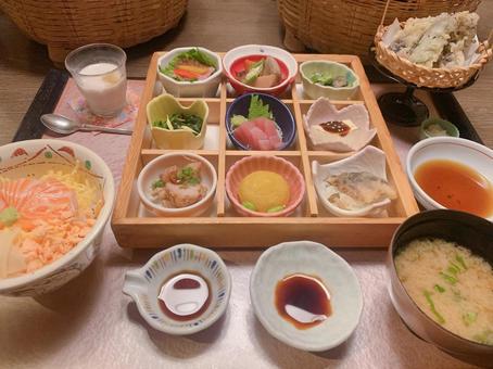 おかずが沢山 おかずが沢山 ちらし寿司,味噌汁,お刺身の写真素材