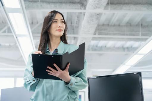 オフィスで仕事をする若い女性エンジニア オフィスで仕事をする若い女性エンジニア エンジニア,設計士,ビジネスの写真素材