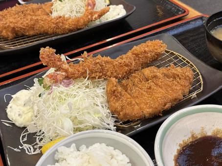 豚カツとエビフライの定食 豚カツ,とんかつ,トンカツの写真素材