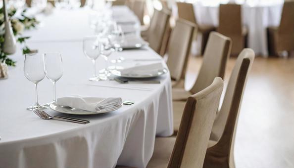 結婚式場のまだ食事が載っていないテーブル 結婚式場のまだ食事が載っていないテーブルの写真