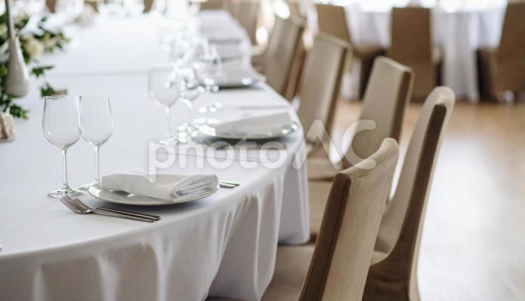 結婚式場のまだ食事が載っていないテーブル 結婚式,式場,披露宴の写真素材