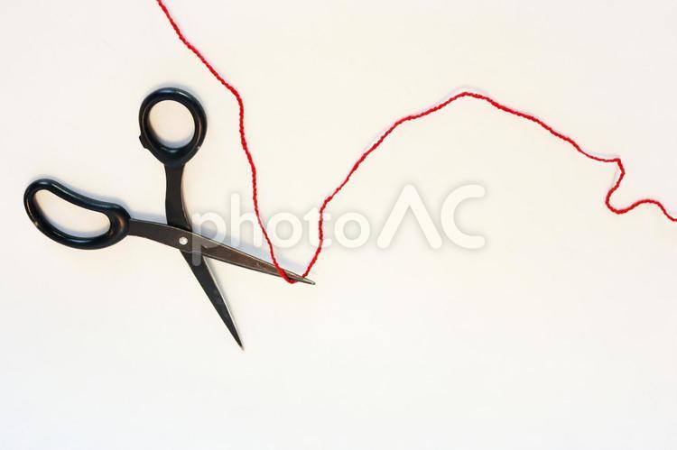 縁を切られる赤い糸８ cut,かなしい,こころの写真素材