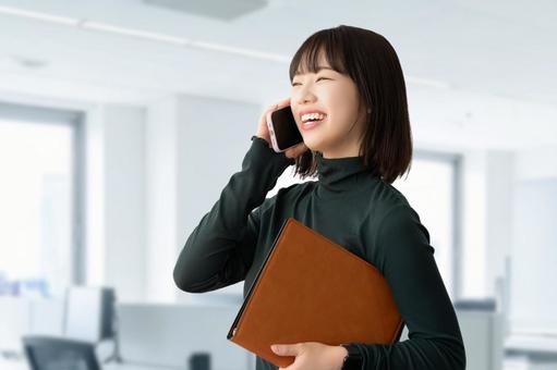 スマホで話す笑顔の女性・ビジネスウーマン スマホで話す笑顔の女性・ビジネスウーマン 女性,スマホ,スマートフォンの写真素材