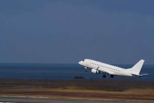 離陸する飛行機 離陸する飛行機 飛行機,旅客機,ジェット機の写真素材