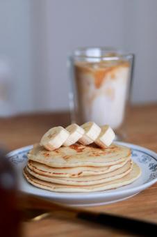 バナナのパンケーキとカフェラテ バナナのパンケーキとカフェラテの写真