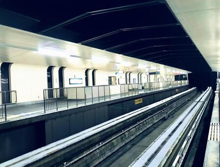 静寂な夜のモダンな駅構内 駅,モダン,夜の写真素材