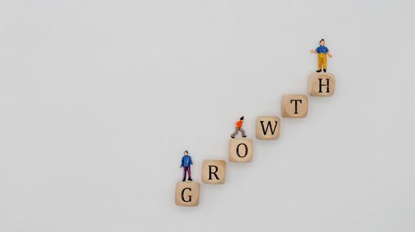 文字ブロックと人形「GROWTH」 ミニチュア,人形,ブロックの写真素材