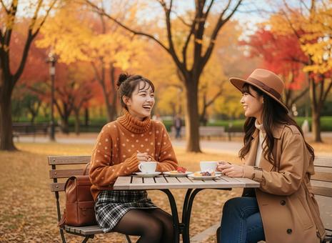 友達とカフェのテラス席で軽食を楽しむ女性 友達とカフェのテラス席で軽食を楽しむ女性の写真