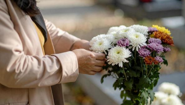 お供えの花が飾られた日本のお墓・お墓参り お供えの花が飾られた日本のお墓・お墓参りの写真