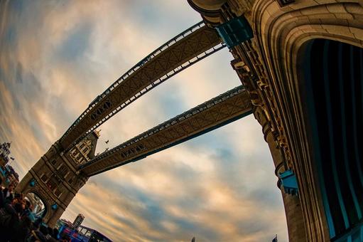 タワーブリッジと曇天の空 タワーブリッジ,橋,ロンドンの写真素材