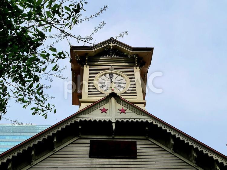 札幌市時計台と青空　時計アップ 札幌市時計台,旧札幌農学校演武場,北海道の写真素材