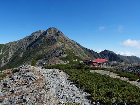 北岳と北岳山荘 北岳と北岳山荘 北岳,北岳山荘,尾根の写真素材