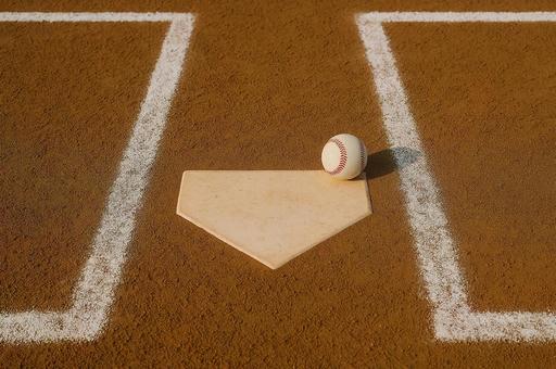 ホームベースと野球ボール ホームベースと野球ボールの写真