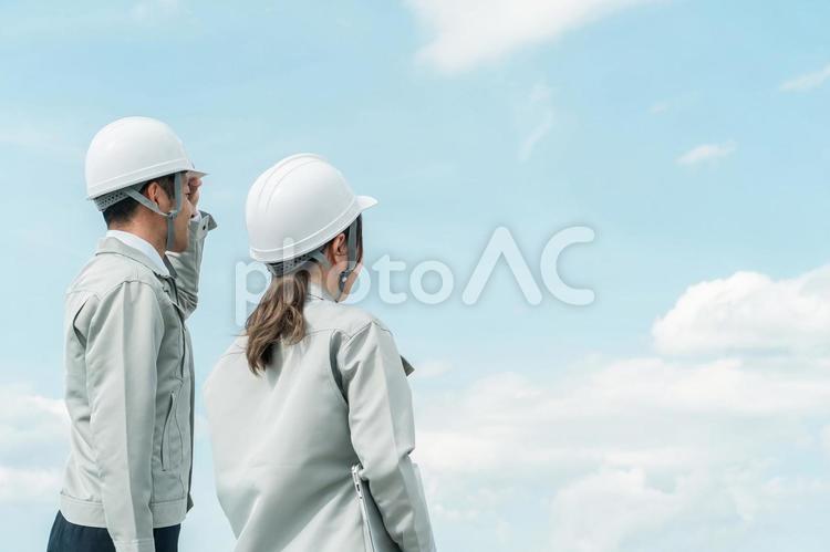 電力会社・設計士・建築業の作業着姿の男女 作業員,技術者,まちづくりの写真素材