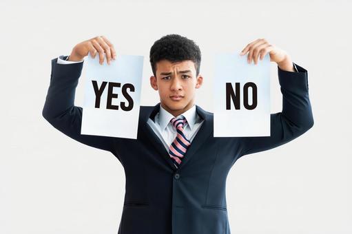 イエスかノーか悩む若い外国人ビジネスマン イエスかノーか悩む若い外国人ビジネスマン 男性,イエス,ノーの写真素材