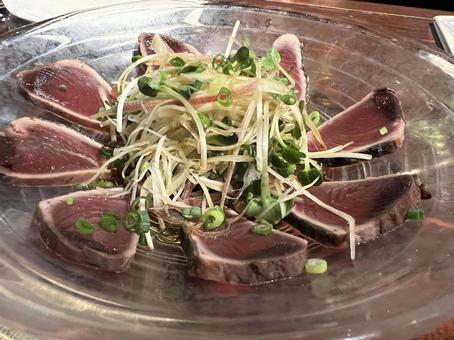 綺麗に盛られて美味しそうなカツオのたたき 綺麗に盛られて美味しそうなカツオのたたき 鰹のたたき,カツオ,晩酌の写真素材