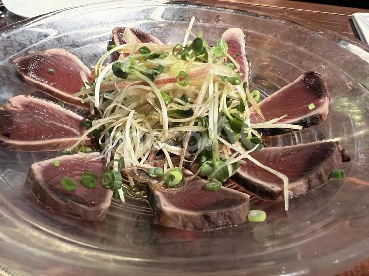 綺麗に盛られて美味しそうなカツオのたたき 鰹のたたき,カツオ,晩酌の写真素材
