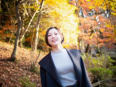 31:紅葉の公園を散策する女性 31:紅葉の公園を散策する女性の写真