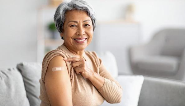 居間で絆創膏を自分の腕に貼る高齢女性患者 居間で絆創膏を自分の腕に貼る高齢女性患者の写真