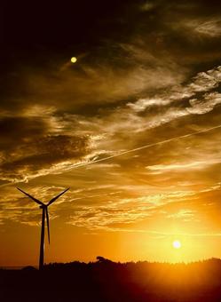 夕焼けと風力発電 夕焼けと風力発電の写真