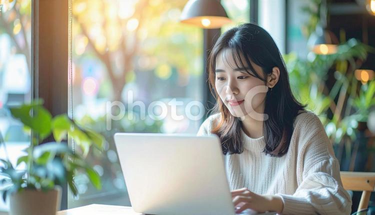 カフェでノートパソコンを使う日本人女性 カフェ,ノートパソコン,女性の写真素材
