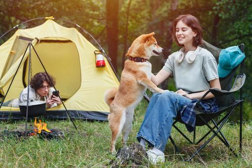 テント前でくつろぐ女性と犬 男女,外国人,犬の写真素材