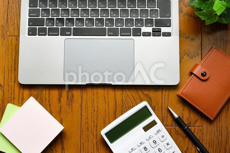 オフィスツールが揃うワークスペース デスク整理,オフィス環境,効率化の写真素材