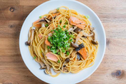 鮭ときのこのパスタ 鮭ときのこのパスタ 鮭,パスタ,麺料理の写真素材