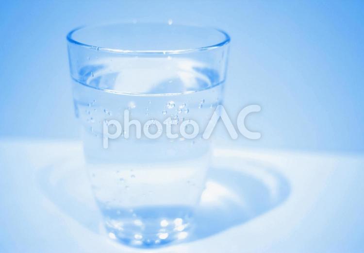 青いグラスの水 水分補給 熱中症対策 グラス,コップ,ガラスの写真素材