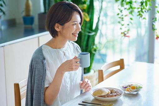 部屋で朝食を食べる女性 部屋で朝食を食べる女性 食事,女性,朝食の写真素材