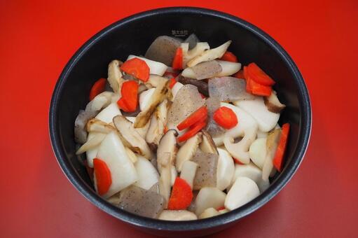 筑前煮・手作り正月料理（圧力鍋で煮込む） 筑前煮,正月料理,おせち料理の写真素材