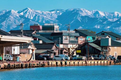 雪化粧の山を望む、静かな港町三国の冬の日 日本,港町,漁港の写真素材