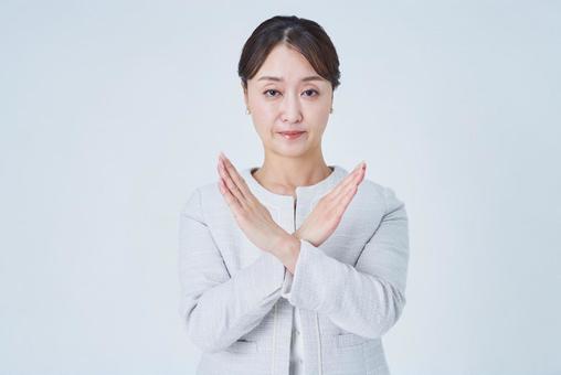 拒絶のポーズをするビジネスウーマン 拒絶のポーズをするビジネスウーマン 女性,トラブル,ストレスの写真素材