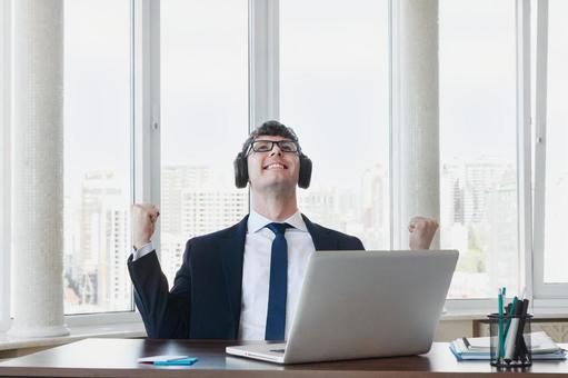 上を向きガッツポーズのヘッドホン男性 男性,外国人,ガッツポーズの写真素材