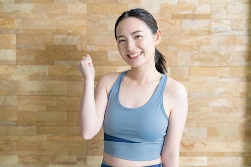 ガッツポーズをする女性 ヨガ,フィットネス,ストレッチの写真素材