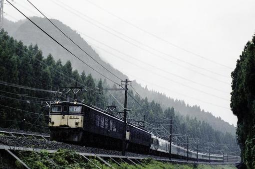 雨の碓氷峠に挑むEF63 雨の碓氷峠に挑むEF63 碓氷峠,廃止路線,ef63の写真素材