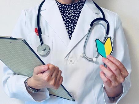 研修医・初心者マークを持った医師 女医,研修医,初心者の写真素材