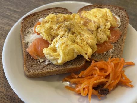 オープンサンド_サーモン_エッグ カフェ,モーニング,オープンサンドの写真素材