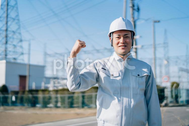 電気工事士・電力会社・作業着を着た男性 電力会社,電気工事士,作業員の写真素材